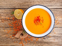 Турска крем супа с червена леща, картофи, лук, доматено пюре и подправки – мента, джоджен и червен пипер - снимка на рецептата